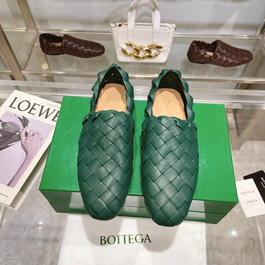 [BV] Top P: 760💰Size for couples: 35-44 (Female 34.40.41. Male 38 45. Custom-made and non-returnable) (Bottega Veneta) Genuine leather outsole classic woven beanie shoes, set of feet and heels for two wears Blessed are the little feet👣👣Comfortable casual shoes that can be worn all year round, made of imported first-layer sheepskin➕fine-quality sheepskin leather, imported sheepskin lining, luxury genuine leather outsole [rose][rose], Bottega Veneta is an Italian luxury brand. Made using traditional Italian leather craftsmanship. .